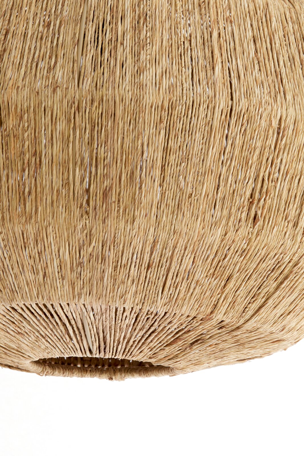 Close-up van een hanglamp van gevlochten natuurmateriaal, gezien van onderaf.