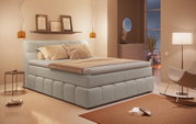 Boxspringbett in einem stilvoll eingerichteten Schlafzimmer, seitliche Perspektive