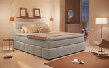 Boxspringbett in einem stilvoll eingerichteten Schlafzimmer, seitliche Perspektive