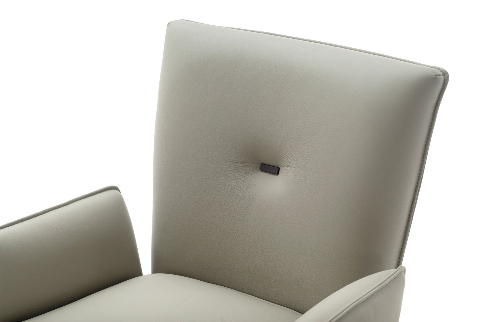 Nahaufnahme eines eleganten, hellgrauen Sessels mit Knopfdetail auf der Rückenlehne, seitliche Perspektive.