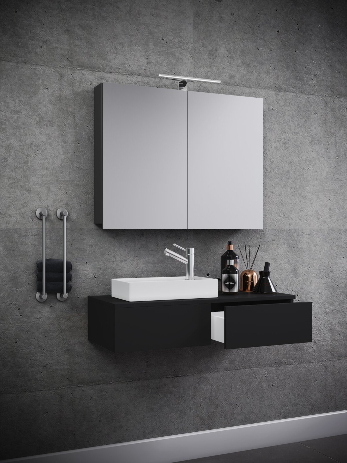 Modernes, wandhängendes Badezimmer-Waschplatz-Set mit schwarzem Unterschrank und weißem Aufsatzwaschbecken, darüber Spiegelschrank mit LED-Leuchte vor Betonwand, Frontansicht mit leichter Schrägperspektive von links.
