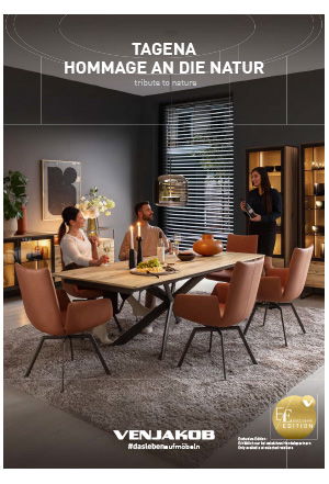 Ein stilvolles Esszimmer mit Holztisch, beigen Stühlen, warmem Licht und moderner Dekoration.