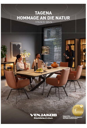 Ein stilvolles Esszimmer mit Holztisch, beigen Stühlen, warmem Licht und moderner Dekoration.