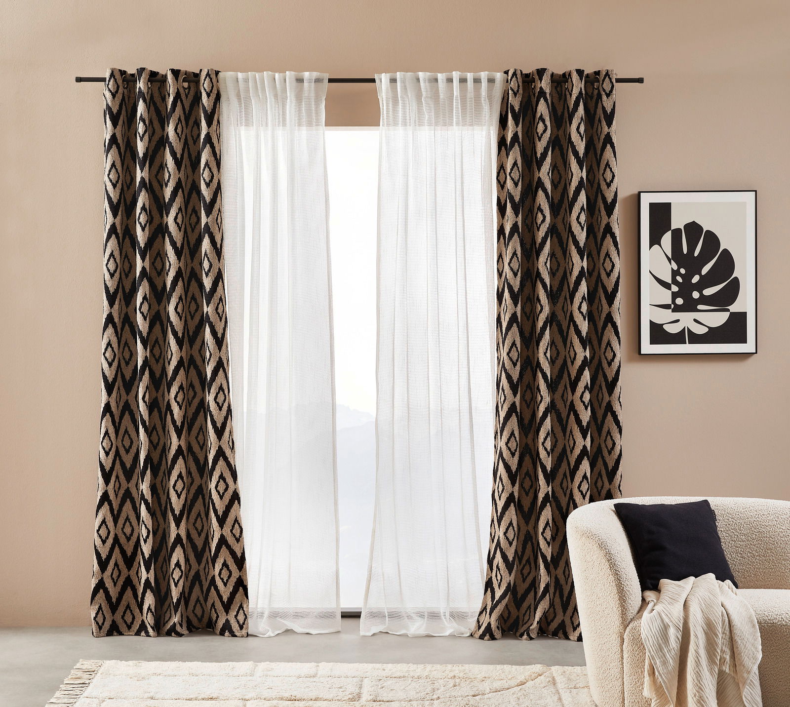 Vorhänge mit geometrischem Muster in einem modernen Wohnzimmer, frontal betrachtet.