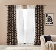 Vorhänge mit geometrischem Muster in einem modernen Wohnzimmer, frontal betrachtet.