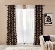 Vorhänge mit geometrischem Muster in einem modernen Wohnzimmer, frontal betrachtet.