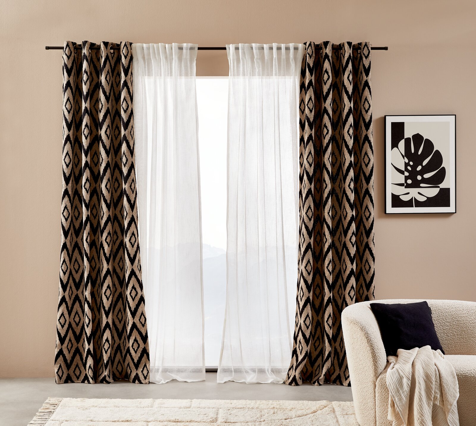 Vorhänge mit geometrischem Muster in einem modernen Wohnzimmer, frontal betrachtet.