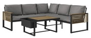 Lounge-Set mit grauen Kissen und einem Tisch mit Holzplatte, seitliche Perspektive