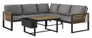 Lounge-Set mit grauen Kissen und einem Tisch mit Holzplatte, seitliche Perspektive