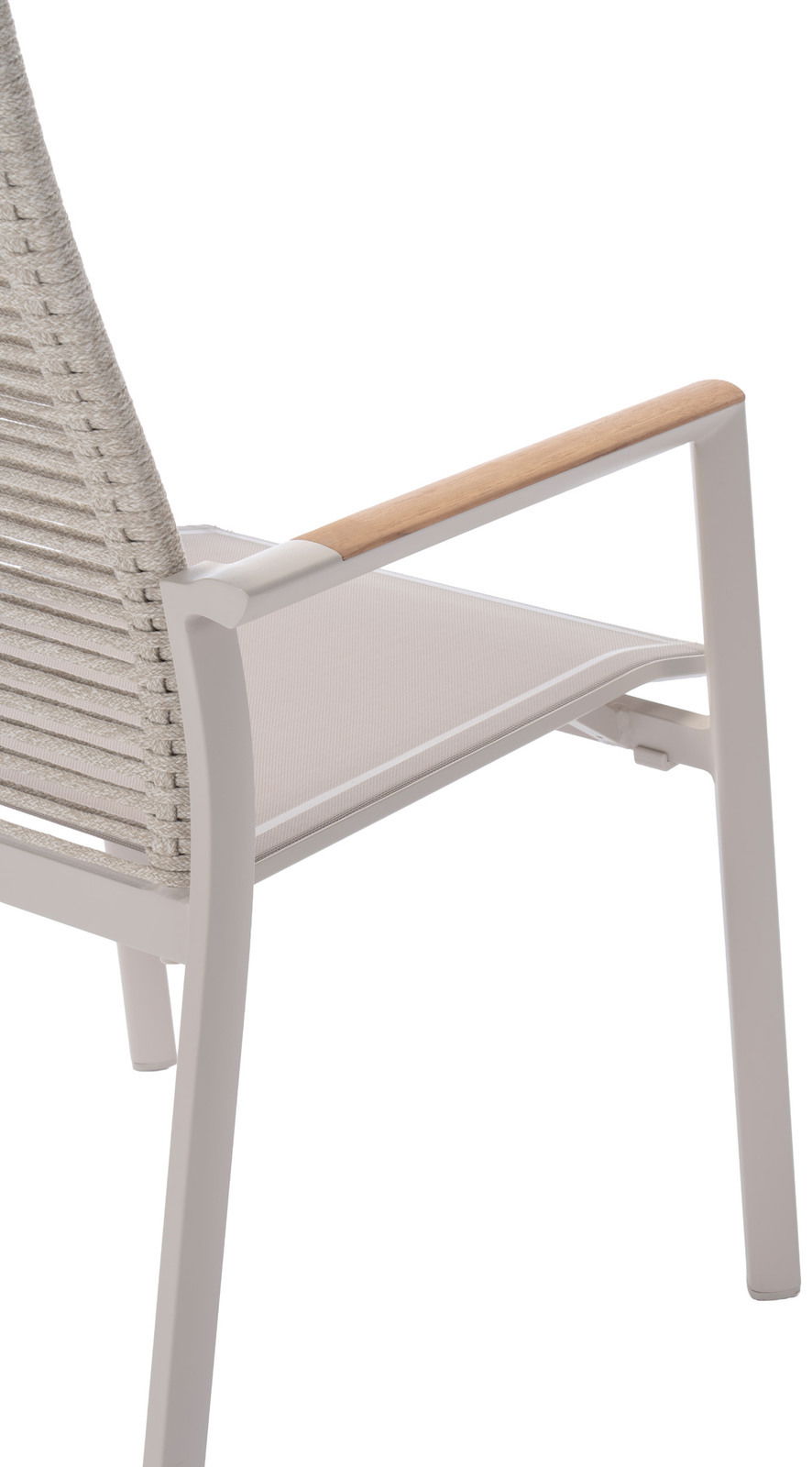 Detailansicht eines Stapelsessels mit hellem Metallrahmen, Holzarmlehne und geflochtener Rückenlehne.