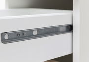 Nahaufnahme einer weißen Schublade mit Metallschiene, seitliche Perspektive