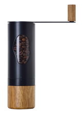 Seitliche Ansicht der Kaffeemühle Mrs. Bean mit schwarzem Gehäuse, Holzgriff und Sichtfenster für Kaffeebohnen.