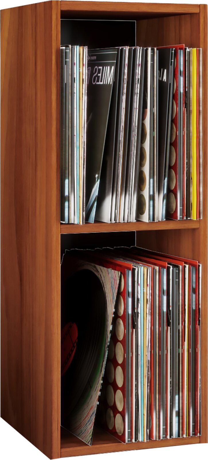 Schmales Holzregal zur Aufbewahrung von Schallplatten, befüllt mit Vinyls in zwei Fächern, Frontansicht leicht schräg von links