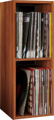 Schmales Holzregal zur Aufbewahrung von Schallplatten, befüllt mit Vinyls in zwei Fächern, Frontansicht leicht schräg von links