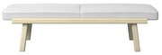Sitzbank mit hellem Holzgestell und weißem Polster, Frontalansicht