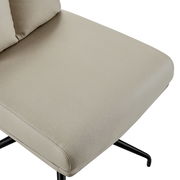 Nahaufnahme eines beigen Stuhlsitzes mit schwarzem Metallgestell, von oben betrachtet.