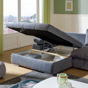 Graue Rundecke mit Stauraum, geöffnet, in einem modernen Wohnzimmer mit Blick auf die Stadt.