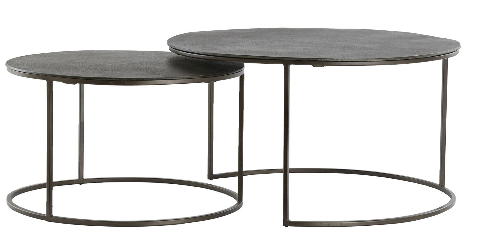 Zwei runde Couchtische in unterschiedlichen Größen mit dunkler Tischplatte und filigranem Metallgestell, seitliche Perspektive.