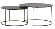 Zwei runde Couchtische in unterschiedlichen Größen mit dunkler Tischplatte und filigranem Metallgestell, seitliche Perspektive.