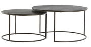 Zwei runde Couchtische in unterschiedlichen Größen mit dunkler Tischplatte und filigranem Metallgestell, seitliche Perspektive.