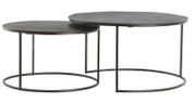 Zwei runde Couchtische in unterschiedlichen Größen mit dunkler Tischplatte und filigranem Metallgestell, seitliche Perspektive.
