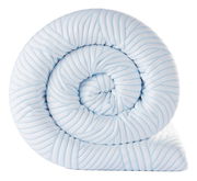 Gerollter Matratzen-Topper in Nahaufnahme, mit blauen Streifen auf weißem Hintergrund, von der Seite betrachtet.