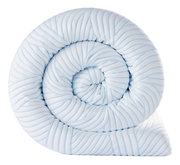 Gerollter Matratzen-Topper in Nahaufnahme, mit blauen Streifen auf weißem Hintergrund, von der Seite betrachtet.