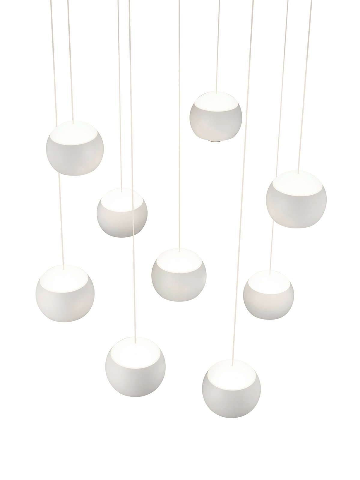 Moderne Pendelleuchte mit mehreren kugelförmigen Lampenschirmen aus weißem Material, von unten betrachtet.