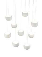 Moderne Pendelleuchte mit mehreren kugelförmigen Lampenschirmen aus weißem Material, von unten betrachtet.