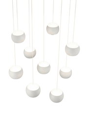 Moderne Pendelleuchte mit mehreren kugelförmigen Lampenschirmen aus weißem Material, von unten betrachtet.