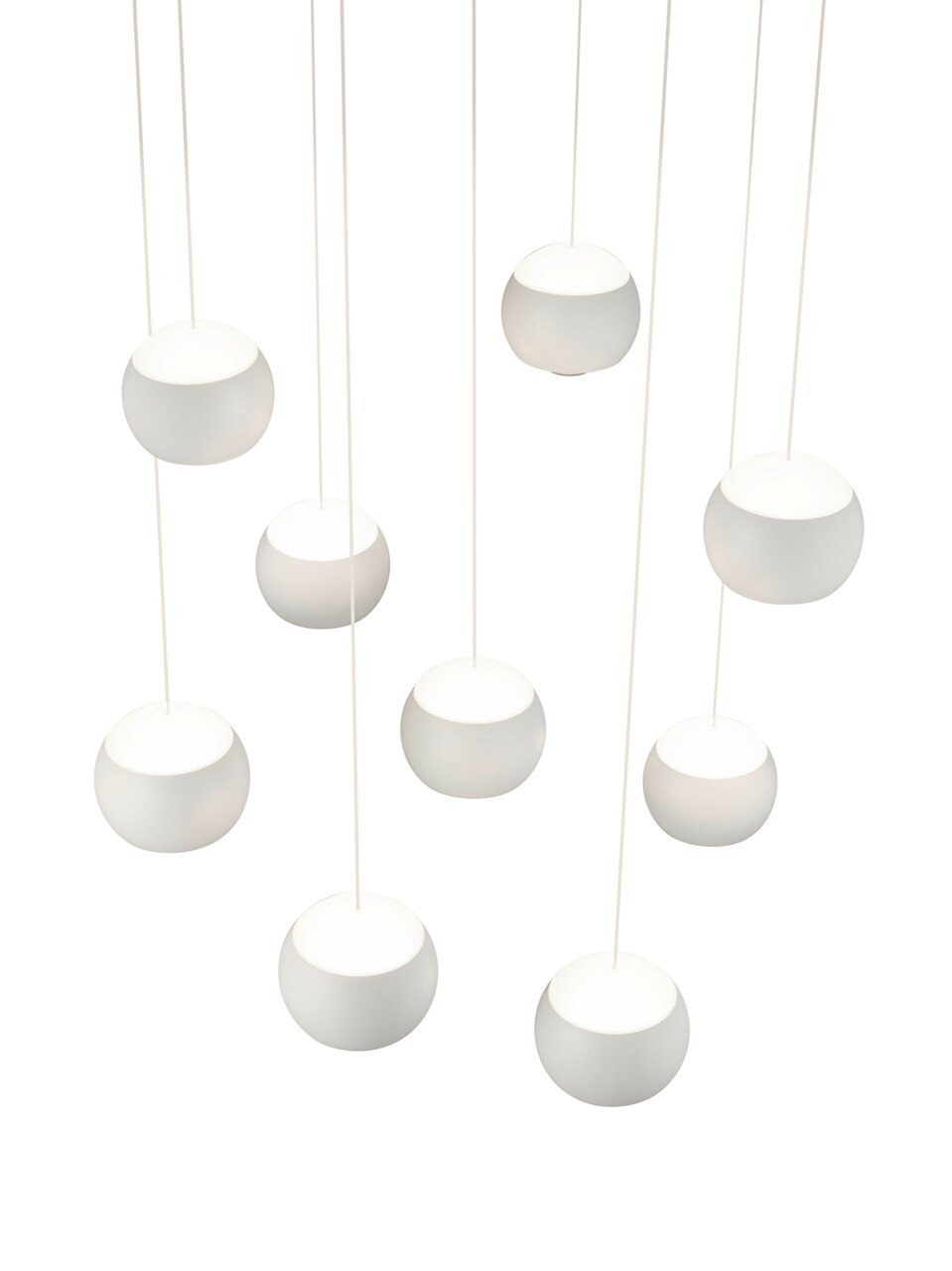 Moderne Pendelleuchte mit mehreren kugelförmigen Lampenschirmen aus weißem Material, von unten betrachtet.