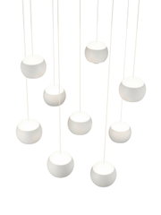 Moderne Pendelleuchte mit mehreren kugelförmigen Lampenschirmen aus weißem Material, von unten betrachtet.
