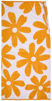 Weißes Strand-/Badetuch mit großen orangefarbenen Blumenmotiven, flach von oben in Draufsicht fotografiert
