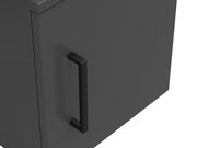 Nahaufnahme eines grauen Aufsatzschranks mit schwarzem Griff, Perspektive von schräg oben.