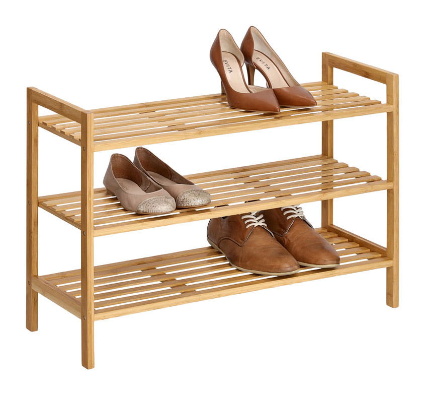 Schuhregal aus Holz mit drei Ablagen, seitliche Perspektive, bestückt mit verschiedenen Schuhen.