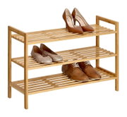 Schuhregal aus Holz mit drei Ablagen, seitliche Perspektive, bestückt mit verschiedenen Schuhen.