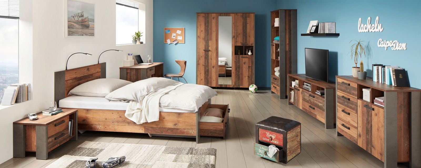 Z2 Drehtürenschrank 3-trg. CLIF Drehtürenschrank 3-türig in einem modernen Schlafzimmer, frontal fotografiert, mit Spiegel in der Mitte und Stauraum auf beiden Seiten.