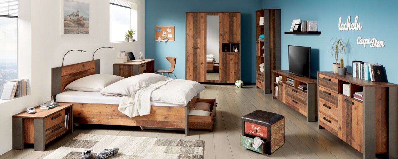 Z2 Drehtürenschrank 3-trg. CLIF Drehtürenschrank 3-türig in einem modernen Schlafzimmer, frontal fotografiert, mit Spiegel in der Mitte und Stauraum auf beiden Seiten.