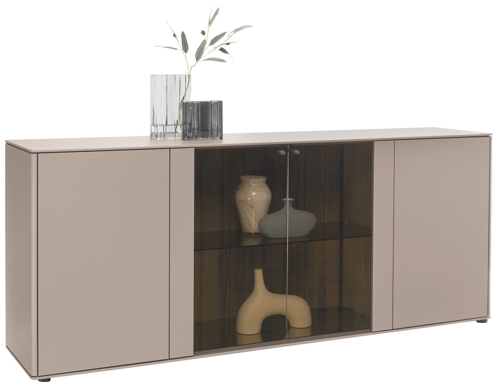 Johann Jakob Sideboard LANDO Modernes Sideboard mit zwei geschlossenen Schranktüren und einer zentralen Glastür, dekoriert mit Vasen und Pflanzen, seitliche Perspektive