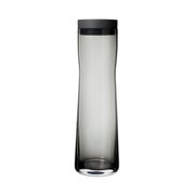 Transparente Wasserkaraffe SPLASH mit schwarzem Deckel, frontale Ansicht