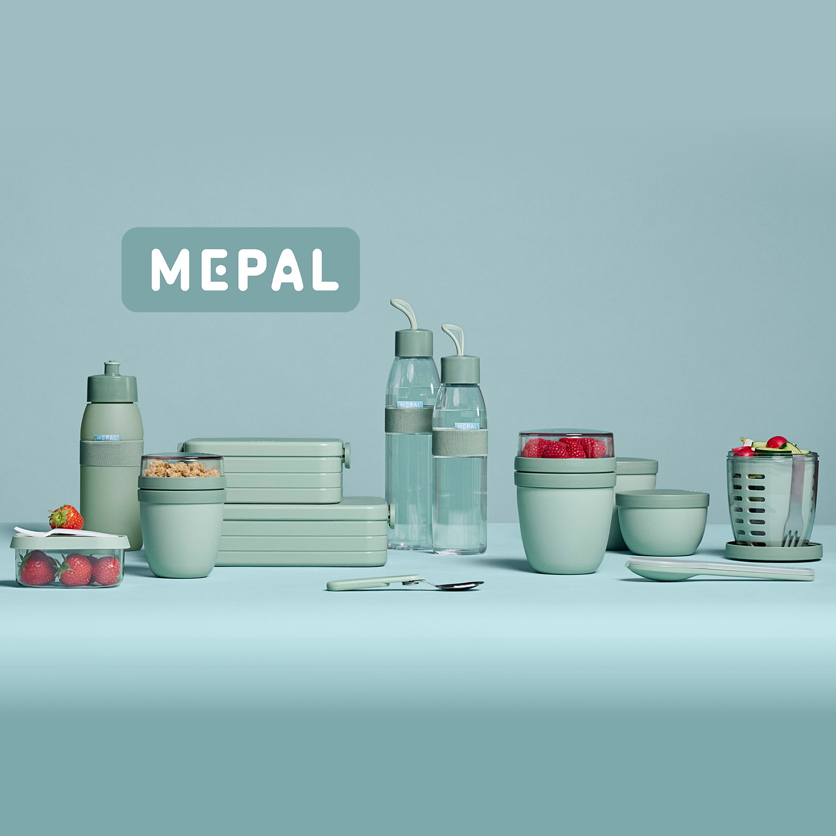 Mepal Lunchboxen, Trinkflaschen und Behälter in Mintgrün mit frischen Snacks.