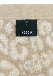 Nahaufnahme eines beigen Bademantels mit einem schwarzen Etikett der Marke JOOP!