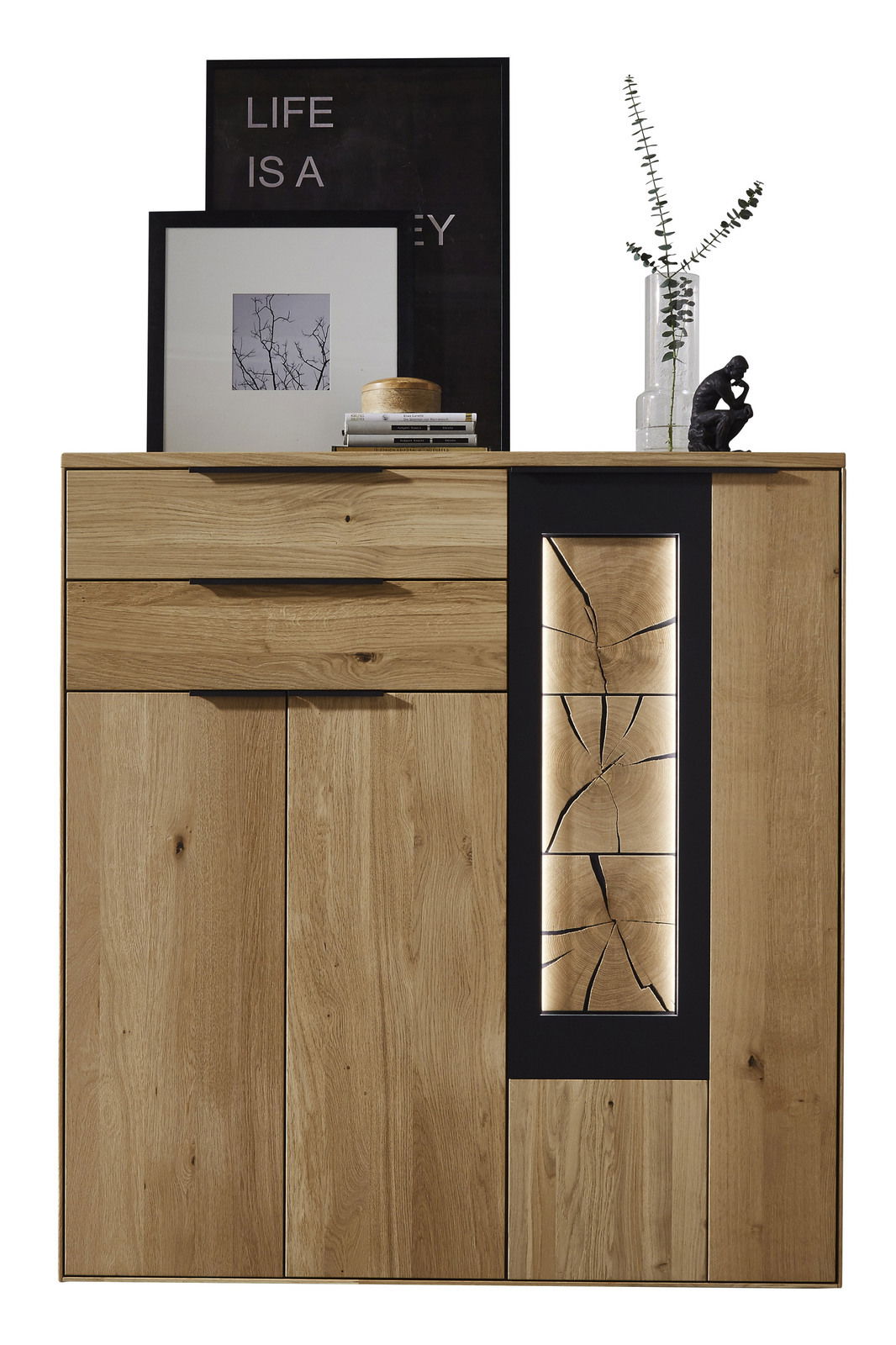 Frontansicht eines modernen Highboards aus Holz mit dekorativen Elementen und Beleuchtung.