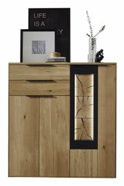 Frontansicht eines modernen Highboards aus Holz mit dekorativen Elementen und Beleuchtung.