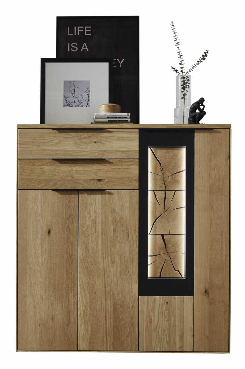 Frontansicht eines modernen Highboards aus Holz mit dekorativen Elementen und Beleuchtung.