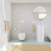 Moderne Badezimmeransicht mit Edelstahl-Handtuchstange an der Wand, die ein beiges Handtuch hält. Perspektive von vorne auf die Handtuchstange.