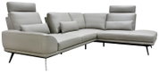Lichtgrijze moderne hoekbank met chaise longue, verstelbare hoofdsteunen, sierkussens en slanke zwarte poten, schuin van voren gezien