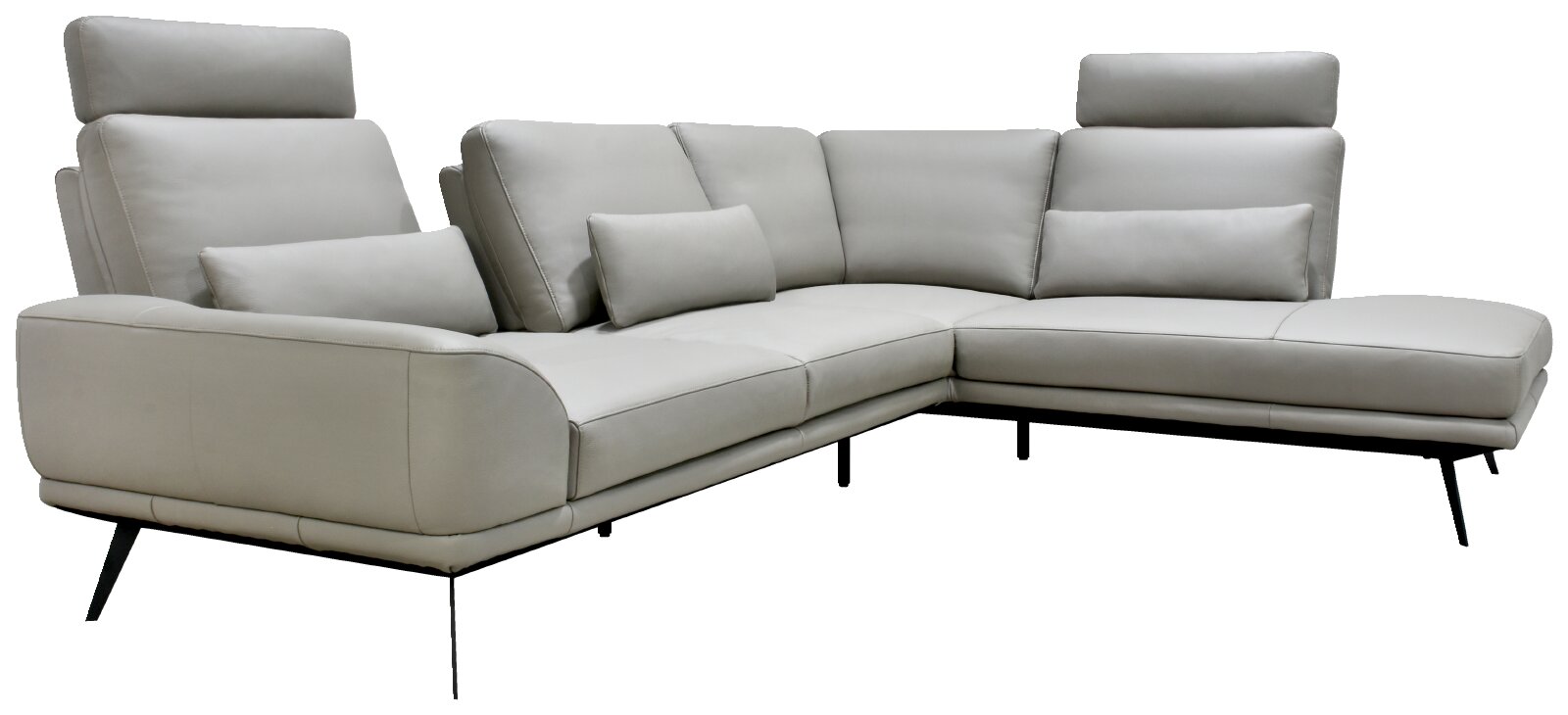 Lichtgrijze moderne hoekbank met chaise longue, verstelbare hoofdsteunen, sierkussens en slanke zwarte poten, schuin van voren gezien