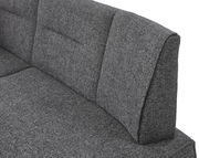 Graue Eckbank mit gepolsterter Rückenlehne, seitliche Perspektive