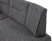 Graue Eckbank mit gepolsterter Rückenlehne, seitliche Perspektive